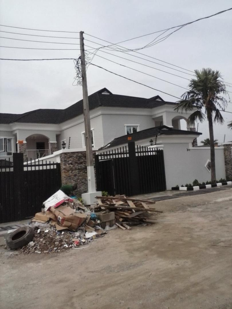 5 Bedrooms Semi-Detached Construction